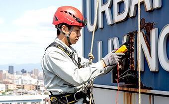 看板点検・高所作業車の施工事例