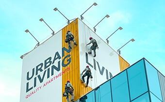 屋上看板の安全点検の様子