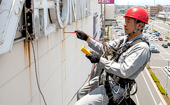 商業施設の看板メンテナンス事例