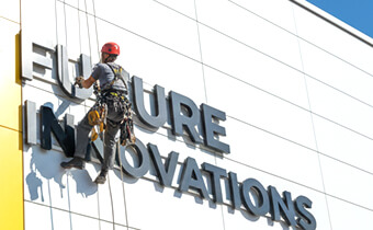 商業施設の看板メンテナンス事例